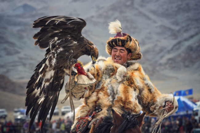 En jeger i tradisjonell mundur ved Golden Eagle Festival i 2017. FOTO: Vlad Sokolovsky/Shutterstock