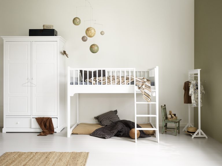 Høy seng til barnerommet med kosekrok under, fra Oliver furniture. Inspirerende og elegant. FOTO: Oliver furniture