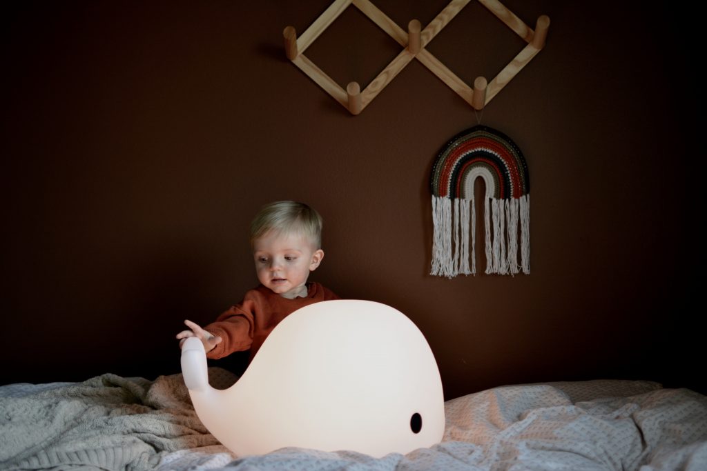 Den store versjonen av Hvalen Christian er en kjempekoselig lampe på barnerommet. Barnet kan sitte på den, og lyset kan dimmes. FOTO: Filibabba