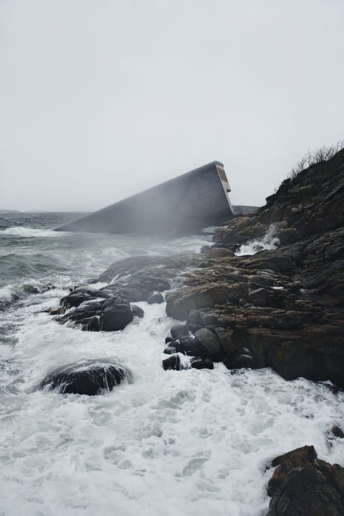 Bygget står imot de kraftige havstrømmene. FOTO: Ivar Kvaal