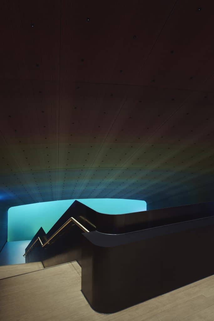 Belysningen og takets utforming skaper en spesiell atmosfære av å være under vann. FOTO: Ivar Kvaal