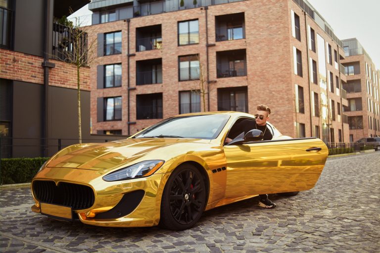 Ok, kanskje ikke en flashy gullbil er en vanlig konfgave, men den var veldig kul da. FOTO: More Than Production/Shutterstock