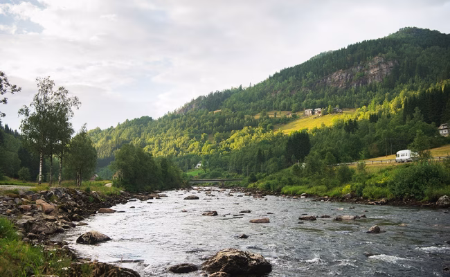 Denne elva fra Gudvangen er nok ikke på listen over lengste elver i Norge, men den er fin da. ILL.FOTO: Envato